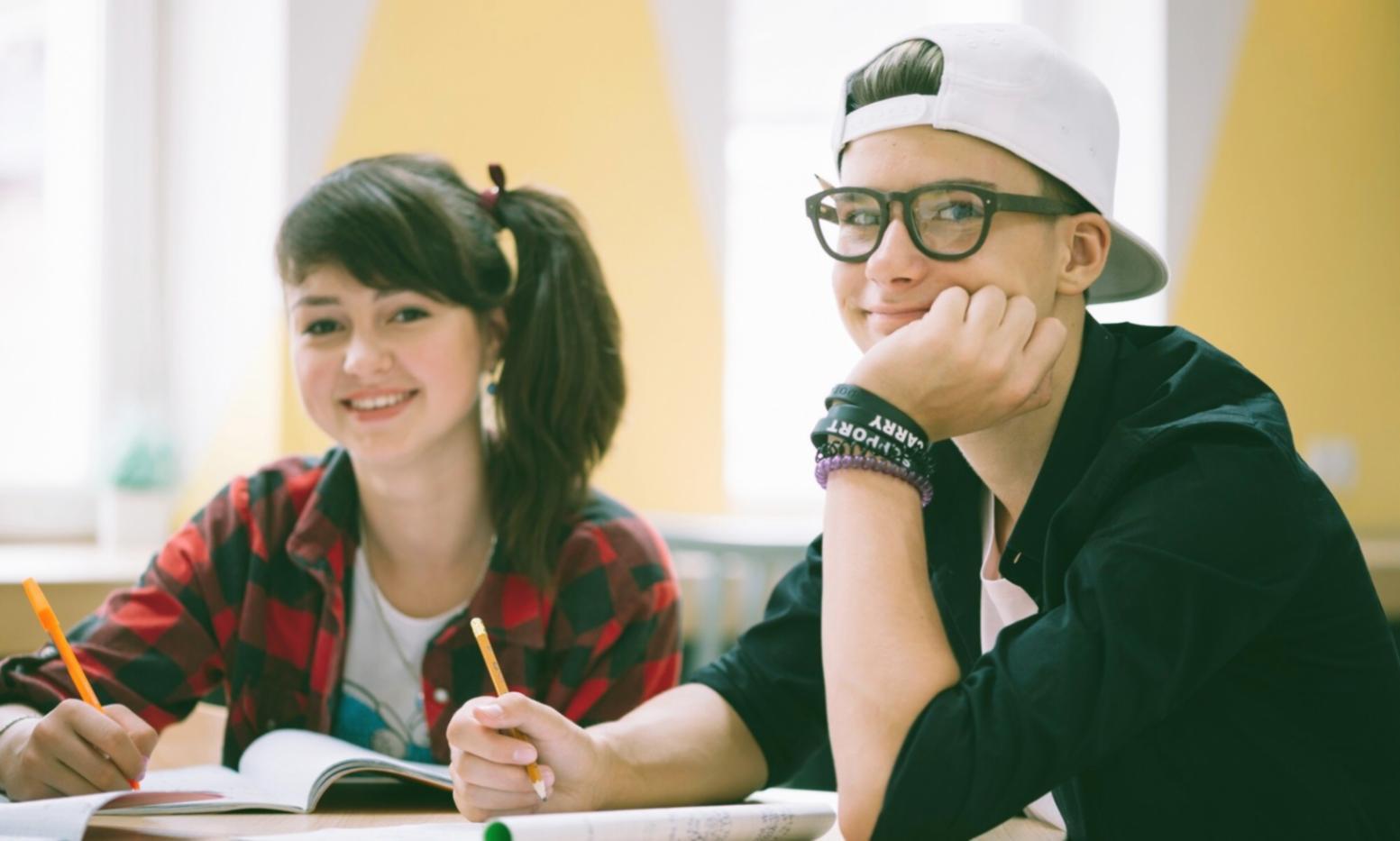 Arbeitsplatz mit Finanzunterlagen und modernen digitalen Tools